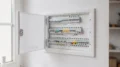 Sicherungskasten im Haus mit FI-Schutzschalter und weiteren Leitungsschutzschaltern